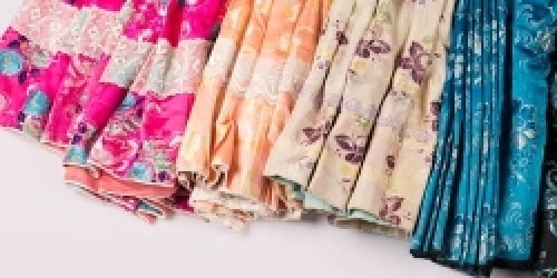 Kiállítás: Súlyos anyag. Nők – Viseletek – Élettörténetek